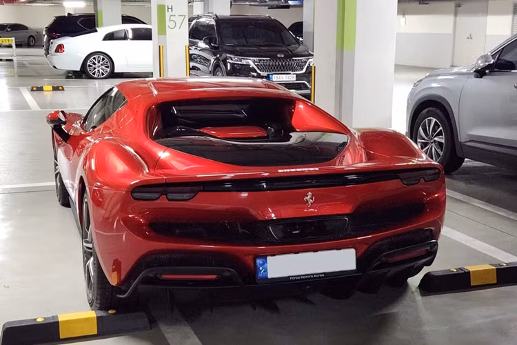 Tại Hàn Quốc, mẫu xe này có mức giá khoảng 400 triệu won (hơn 300.000 USD). Ferrari 296 GTB và 296 GTS được phân phối chính hãng tại Việt Nam với mức giá hơn 21 tỷ đồng và 23 tỷ đồng.