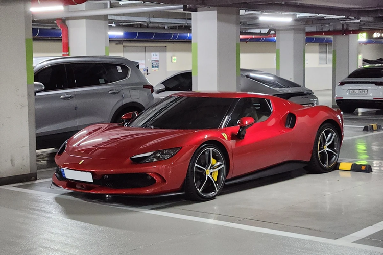 Ngoài ra còn có cả Ferrari 296 GTB, đây là mẫu xe hybrid hiệu năng cao được trang bị động cơ V6 dung tích 2.9L. Mẫu xe này được định vị cao hơn cả Ferrari F8 Tributo, vốn được trang bị động cơ V8 twin-turbo 3.9L.