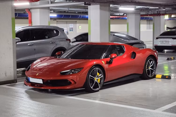 Ngoài ra còn có cả Ferrari 296 GTB, đây là mẫu xe hybrid hiệu năng cao được trang bị động cơ V6 dung tích 2.9L. Mẫu xe này được định vị cao hơn cả Ferrari F8 Tributo, vốn được trang bị động cơ V8 twin-turbo 3.9L.