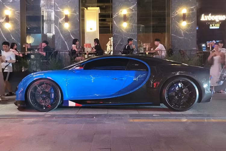 So với phiên bản tiêu chuẩn, Chiron Sport nhẹ hơn 18 kg nhờ vào hệ thống ống xả thể thao, nhiều chi tiết ngoại thất được làm từ sợi carbon... Hệ thống treo cũng được làm cứng hơn nằm mang đến cảm giác lái tốt hơn khi vào cua.