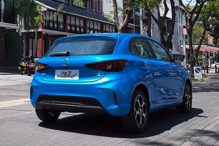 Sau khi quyền phân phối ôtô MG tại Việt Nam về tay công ty mẹ là SAIC vào năm ngoái, thương hiệu này đã liên tục cho ra mắt các mẫu xe mới như RX 5 hay MG7. Trong thời gian tới, nhiều khả năng MG3 cũng sẽ được đưa về thị trường nước ta để cạnh tranh trong phân khúc crossover/hatchback cỡ nhỏ tầm giá dưới 500 triệu đồng.