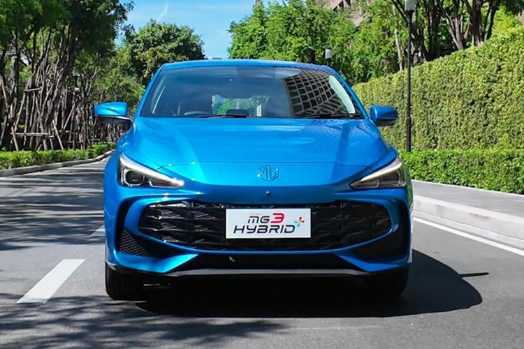 Mẫu xe hatchback MG3 2024 sở hữu số đo dài 4.113 mm, cao 1.797 mm và rộng 1.502 mm. Chiều dài cơ sở xe là 2.570 mm, khoảng sáng gầm xe 117 mm. Khoang hành lý có thể tích 293 lít tiêu chuẩn và tăng lên 1.037 lít khi gập hàng ghế sau. So với thế hệ cũ, kích thước của MG3 mới được mở rộng đáng kể.