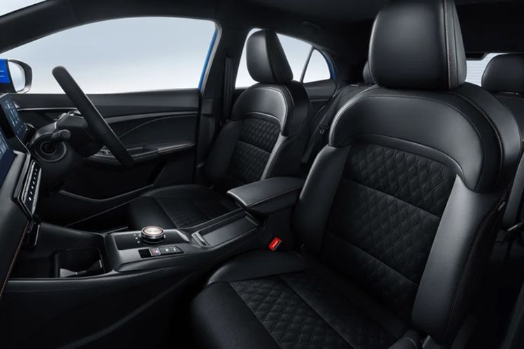 Nội thất xe nổi bật với bảng đồng hồ kỹ thuật số 7 inch và màn hình cảm ứng trung tâm 10,25 inch tiêu chuẩn, hỗ trợ kết nối Android Auto/Apple CarPlay. Vô-lăng tích hợp phím chức năng, cần số dạng núm xoay. Ghế bọc da với chỉ khâu màu tương phản và trang trí với họa tiết kim cương, ghế trước chỉnh điện đa hướng.