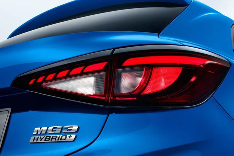 Đi kèm với đó là cụm pin 1,83 kWh và hộp số tự động 3 cấp. Theo kết quả thử nghiệm, MG3 tăng tốc từ 0-100 km/h trong 8 giây. Mức tiêu thụ nhiên liệu mức 4,4 lít/100 km trên đường hỗn hợp và thải CO2 mức 100 g/km.
