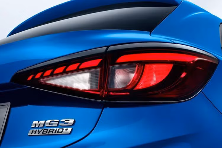 Đi kèm với đó là cụm pin 1,83 kWh và hộp số tự động 3 cấp. Theo kết quả thử nghiệm, MG3 tăng tốc từ 0-100 km/h trong 8 giây. Mức tiêu thụ nhiên liệu mức 4,4 lít/100 km trên đường hỗn hợp và thải CO2 mức 100 g/km.