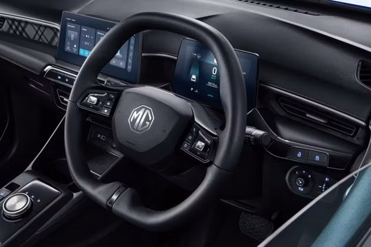 Không chỉ vậy, cabin xe còn có cả hệ thống lọc không khí, hốc gió điều hòa cho hàng ghế sau chìa khóa thông minh và 2 cổng sạc USB-A, 1 cổng USB-C. MG3 thế hệ cũng sở hữu hệ thống hỗ trợ lái ADAS với một vài tính năng nổi bật như điều khiển hành trình thích ứng, cảnh báo tiền va chạm và hỗ trợ giữ làn, phanh khẩn cấp tự động.