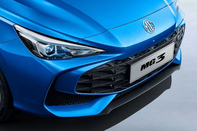 MG3 2024 mới sở hữu thiết kế trẻ trung và thể thao, lấy cảm hứng từ đàn anh MG5 và MG7 ở thị trường Trung Quốc. Một số trang bị ngoại thất đáng chú ý của MG3 bao gồm đèn pha LED tự động, đèn hậu LED, đèn phanh LED, đèn sương mù phía sau, gương bên gập/chỉnh điệngạt mưa tự động, gạt mưa phía sau, mâm hợp kim 16 inch.