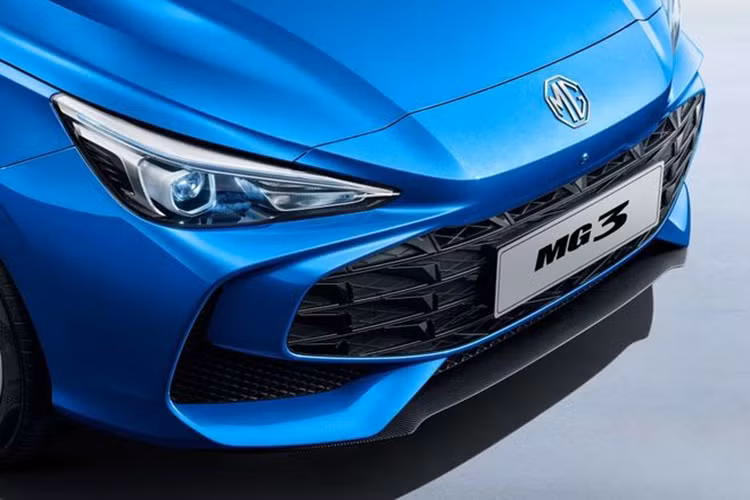 MG3 2024 mới sở hữu thiết kế trẻ trung và thể thao, lấy cảm hứng từ đàn anh MG5 và MG7 ở thị trường Trung Quốc. Một số trang bị ngoại thất đáng chú ý của MG3 bao gồm đèn pha LED tự động, đèn hậu LED, đèn phanh LED, đèn sương mù phía sau, gương bên gập/chỉnh điệngạt mưa tự động, gạt mưa phía sau, mâm hợp kim 16 inch.