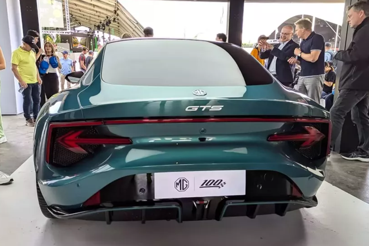 Bên ngoài, MG Cyber GTS có ngoại hình khá giống với Cyberster, từ thiết kế đầu xe, cản trước/sau, hệ thống đèn đến cửa cắt kéo. Tuy nhiên, MG Cyber GTS không dùng mui nỉ có thể đóng/mở tùy ý. Thay vào đó, mẫu xe này được trang bị mui cứng cố định, mang đến thiết kế mượt mà và khí động lực học hơn.