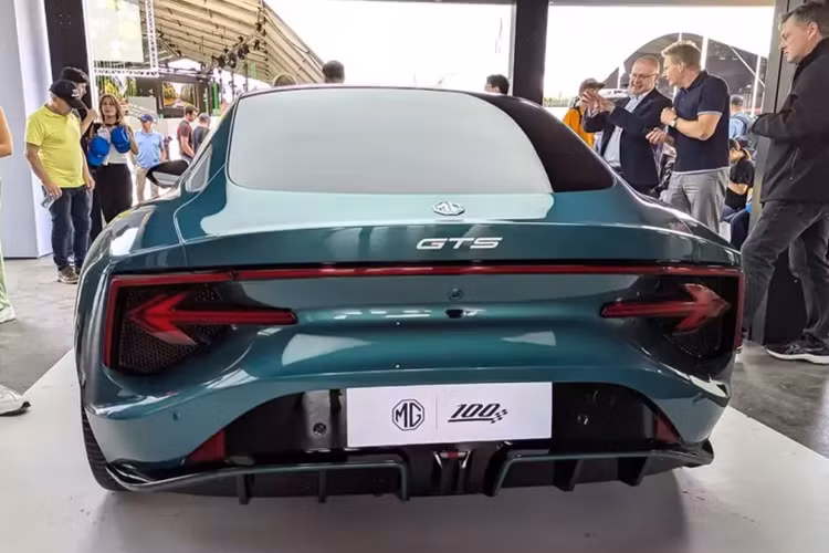 Bên ngoài, MG Cyber GTS có ngoại hình khá giống với Cyberster, từ thiết kế đầu xe, cản trước/sau, hệ thống đèn đến cửa cắt kéo. Tuy nhiên, MG Cyber GTS không dùng mui nỉ có thể đóng/mở tùy ý. Thay vào đó, mẫu xe này được trang bị mui cứng cố định, mang đến thiết kế mượt mà và khí động lực học hơn.