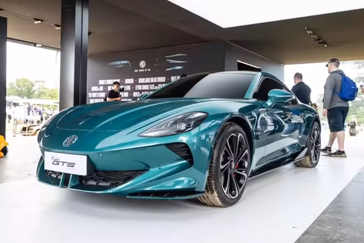 Ra mắt trong sự kiện Goodwood Festival of Speed 2024 diễn ra tại Anh, mẫu xe điện MG Cyber GTS mui cứng tuy là bản concept nhưng có thiết kế không khác gì ô tô thương mại. Do đó, mẫu xe này được dự đoán sẽ sớm lên dây chuyền sản xuất thương mại và bán ra thị trường.