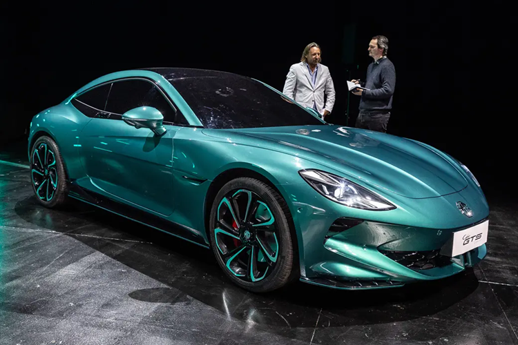 Thông số vận hành của MG Cyber GTS cũng được giữ kín. Hãng MG chỉ xác nhận đây là xe chạy hoàn toàn bằng điện và sử dụng hệ dẫn động cầu sau. Nhiều khả năng MG Cyber GTS sẽ có thông số vận hành tương tự Cyberster.