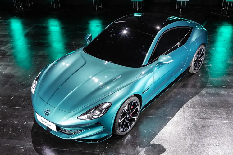 Con số tương ứng của 2 mô-tơ điện ở bản AWD là 510 mã lực. Ngoài ra, MG Cyberster còn được trang bị pin có dung lượng 77 kWh, mang đến quãng đường di chuyển từ 444 - 508 km. MG Cyber GTS được xem như đối thủ tiềm năng của Porsche 718 Cayman EV sẽ ra mắt trong tương lai.