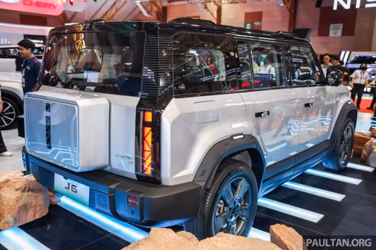 Theo đại diện của Chery, Jaecoo J6 sẽ bán tại Việt Nam vào năm sau. Thương hiệu này không chia sẻ thêm về chi tiết của phiên bản xe sẽ bán tại Việt Nam, tuy nhiên, nhiều khả năng giá sẽ cao hơn thị trường Thái Lan (vào khoảng 900 triệu tới 1 tỷ đồng).