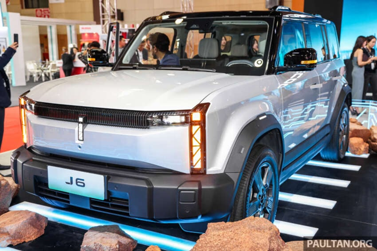 Trong khi đó, phiên bản Long Range 4WD được trang bị hai động cơ điện cho công suất 279 mã lực và mô-men xoắn 385 Nm. Bản này được trang bị cụm pin 69,77 kWh, cho tầm vận hành đạt khoảng 364 km. Jaecoo J6 EV cũng có tích hợp sạc nhanh DC 60KW, có thể sạc từ 30% đến 80% chỉ trong 30 phút.