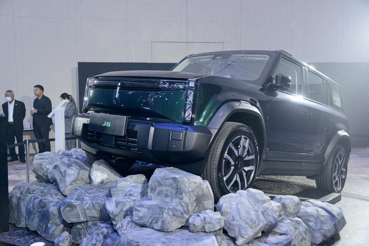 Bảng đồng hồ sau vô lăng dạng kỹ thuật số kích thước nhỏ, hiển thị đầy đủ thông tin xe. Vô-lăng thiết kế kiểu hai đáy thể thao, tích hợp nút dạng con lăn. Cần số kiểu gạt tích hợp sau vô-lăng. Không gian hàng ghế thứ hai rộng rãi, sàn phẳng và có thể gập phẳng tăng không gian để đồ. Bên cạnh đó, xe cũng được trang bị cửa sổ trời toàn cảnh.