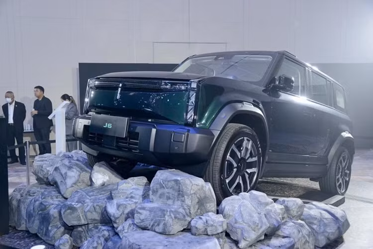 Bảng đồng hồ sau vô lăng dạng kỹ thuật số kích thước nhỏ, hiển thị đầy đủ thông tin xe. Vô-lăng thiết kế kiểu hai đáy thể thao, tích hợp nút dạng con lăn. Cần số kiểu gạt tích hợp sau vô-lăng. Không gian hàng ghế thứ hai rộng rãi, sàn phẳng và có thể gập phẳng tăng không gian để đồ. Bên cạnh đó, xe cũng được trang bị cửa sổ trời toàn cảnh.