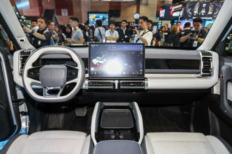 Đầu xe gây ấn tượng với cụm đèn pha LED được thiết kế dạng dọc nối liền với nhau bằng lưới tản nhiệt khép kín. Ngay trung tâm đầu xe là tên thương hiệu Jaecoo với kiểu chữ cách điệu đặc trưng. Phía đuôi xe vẫn là cụm đèn hậu được thiết kế tương tự đèn phía trước.