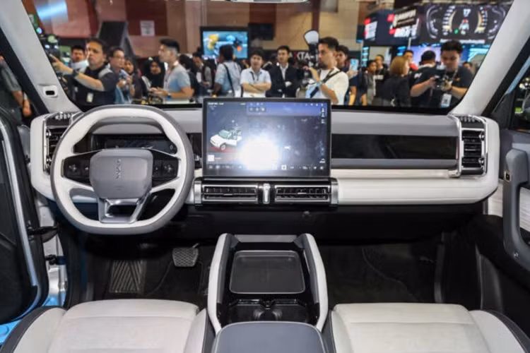 Đầu xe gây ấn tượng với cụm đèn pha LED được thiết kế dạng dọc nối liền với nhau bằng lưới tản nhiệt khép kín. Ngay trung tâm đầu xe là tên thương hiệu Jaecoo với kiểu chữ cách điệu đặc trưng. Phía đuôi xe vẫn là cụm đèn hậu được thiết kế tương tự đèn phía trước.