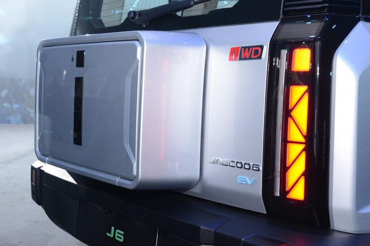 J6 có cốp xe mở ngang thay vì dọc như các mẫu SUV khác trên thị trường. Về nội thất, khoang cabin của Jaecoo J6 nổi bật với sự kết hợp của 2 tông màu. Điểm nhấn nằm ở màn hình cảm ứng giải trí kích thước lớn 15,6 inch, núm xoay lựa chọn chế độ lái với tạo hình viên pha lê.