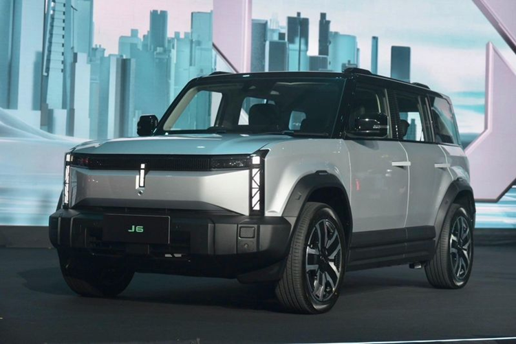 Mới đây, tập đoàn Chery đã công bố ra mắt mẫu SUV địa hình Jaecoo J6 EV 2025 mới phiên bản tay lái nghịch tại thị trường Thái Lan. Xe được phân phối với 2 phiên bản, gồm bản Long Range 2WD giá 1,099 triệu baht (tương đương 775 triệu đồng) và bản Long Range 4WD: 1,249 triệu baht (tương đương 880 triệu đồng).