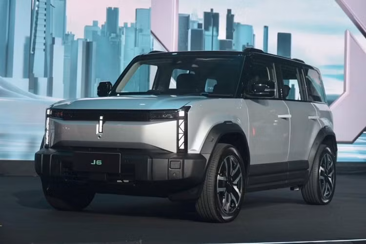 Mới đây, tập đoàn Chery đã công bố ra mắt mẫu SUV địa hình Jaecoo J6 EV 2025 mới phiên bản tay lái nghịch tại thị trường Thái Lan. Xe được phân phối với 2 phiên bản, gồm bản Long Range 2WD giá 1,099 triệu baht (tương đương 775 triệu đồng) và bản Long Range 4WD: 1,249 triệu baht (tương đương 880 triệu đồng).