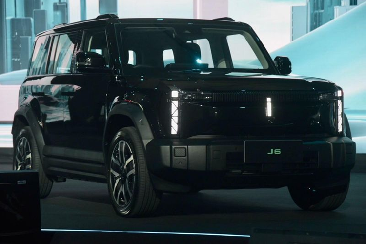 Đặc biệt, 1.000 khách hàng đầu tiên sở hữu mẫu SUV này trước ngày 30/11/2024 sẽ được tặng một chiếc đồng hồ Garmin Forerunner. J6 là mẫu SUV cỡ nhỏ với thiết kế vuông vức, hướng đến khách hàng thích trải nghiệm cung đường địa hình (off-road) hoặc chinh phục những cung đường dài.