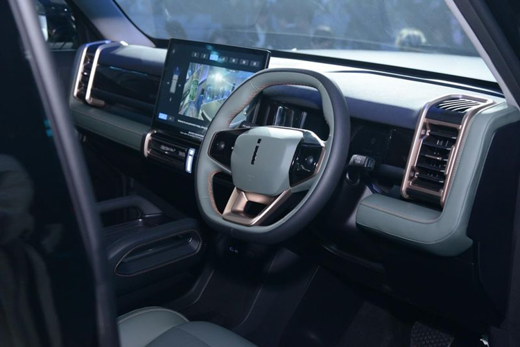 Xe sở hữu kích thước dài x rộng x cao lần lượt là 4.406 x 1.910 x 1.715 mm, chiều dài cơ sở đạt 2.715 mm. Kích thước này tương đương với những mẫu SUV/CUV cỡ C như: Mazda CX-5, Hyundai Tucson tại Việt Nam.