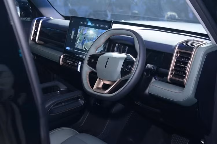 Xe sở hữu kích thước dài x rộng x cao lần lượt là 4.406 x 1.910 x 1.715 mm, chiều dài cơ sở đạt 2.715 mm. Kích thước này tương đương với những mẫu SUV/CUV cỡ C như: Mazda CX-5, Hyundai Tucson tại Việt Nam.