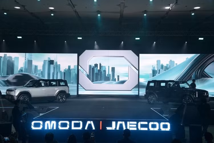 Khi mua mẫu xe SUV Jaecoo 6 EV 2025, khách hàng Thái Lan sẽ được hưởng hàng loạt ưu đãi hấp dẫn đi kèm, bao gồm chính sách bảo hành lên đến 8 năm hoặc 200.000 km, miễn phí bảo hiểm vật chất trong 2 năm đầu, dịch vụ cứu hộ 24/7 trong 5 năm, tặng miễn phí đầu sạc tại nhà.