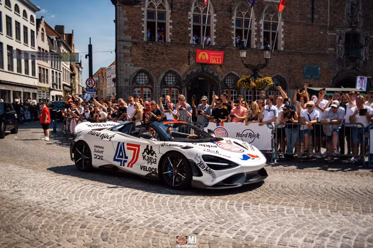 Kể từ khi thành lập, Gumball 3000 rally đã có sự góp mặt của một số tay đua đáng chú ý như: Lewis Hamilton, David Hasselhoff, Xzibit, Usher, Tony Hawk, French Montana và các thành viên của Jackass. Những chuyến Rally mỗi năm đều thay đổi địa điểm khởi hành và kết thúc.