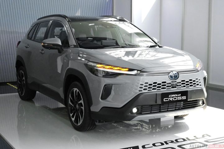 Theo thông tin từ đại lý, Toyota Corolla Cross 2024 mới dự kiến mở bán ở nước ta vào tháng 5 tới, với mức giá bán không chênh lệch quá nhiều so với phiên bản hiện tại. Tư vấn viên cho biết khách hàng có thể đặt cọc xe ngay từ thời điểm này để giữ suất nhận xe sớm.