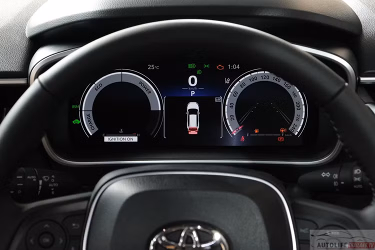 Các trang bị đáng chú ý khác bao gồm sạc không dây công suất 15W, cổng USB Type C, đèn viền nội thất, cốp điện và camera hành trình.