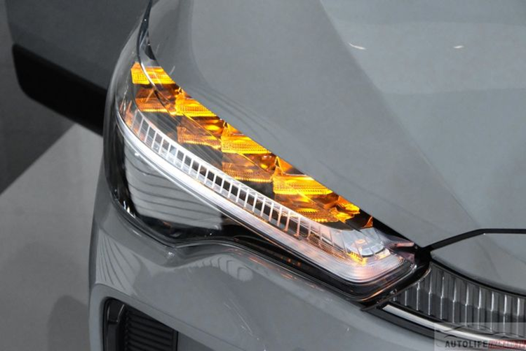 Mặc dù chỉ là phiên bản nâng cấp giữa vòng đời nhưng Corolla Cross 2024 được nâng cấp khá nhiều cả về mặt thiết kế, trang bị nội thất và công nghệ. Về ngoại hình, mẫu CUV cỡ B nhà Toyota sở hữu diện mạo trẻ trung hơn với phần đầu xe được thiết kế mới.