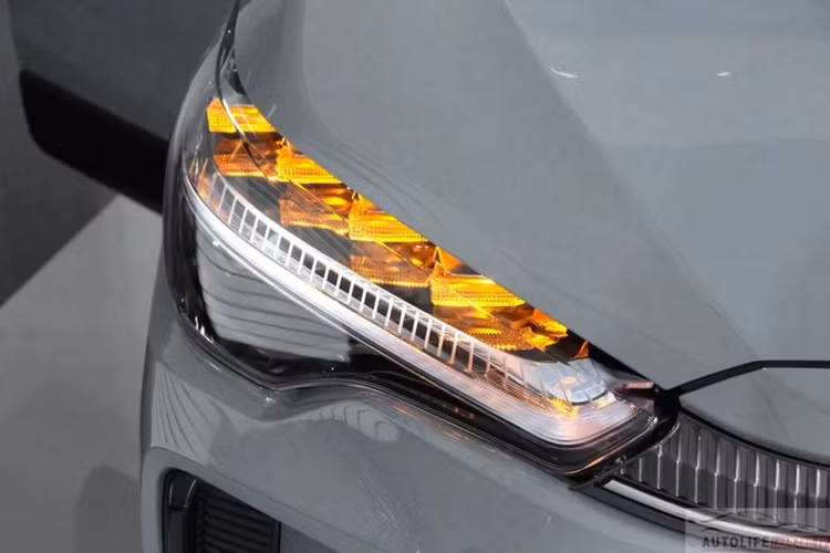 Mặc dù chỉ là phiên bản nâng cấp giữa vòng đời nhưng Corolla Cross 2024 được nâng cấp khá nhiều cả về mặt thiết kế, trang bị nội thất và công nghệ. Về ngoại hình, mẫu CUV cỡ B nhà Toyota sở hữu diện mạo trẻ trung hơn với phần đầu xe được thiết kế mới.