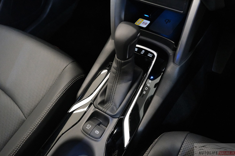 Đặc biệt, hai trang bị được khách hàng mong chờ là phanh tay điện tử và giữ phanh tự động đã được hãng bổ sung trên Corolla Cross mới.