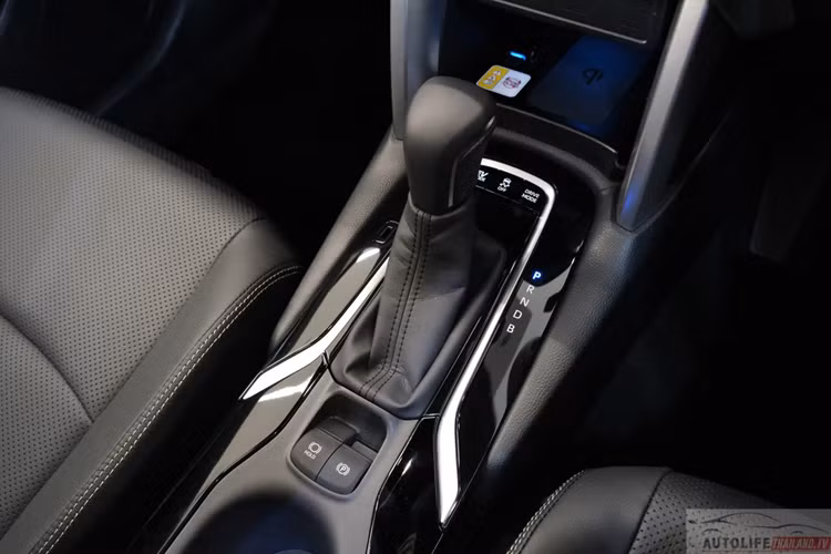 Đặc biệt, hai trang bị được khách hàng mong chờ là phanh tay điện tử và giữ phanh tự động đã được hãng bổ sung trên Corolla Cross mới.