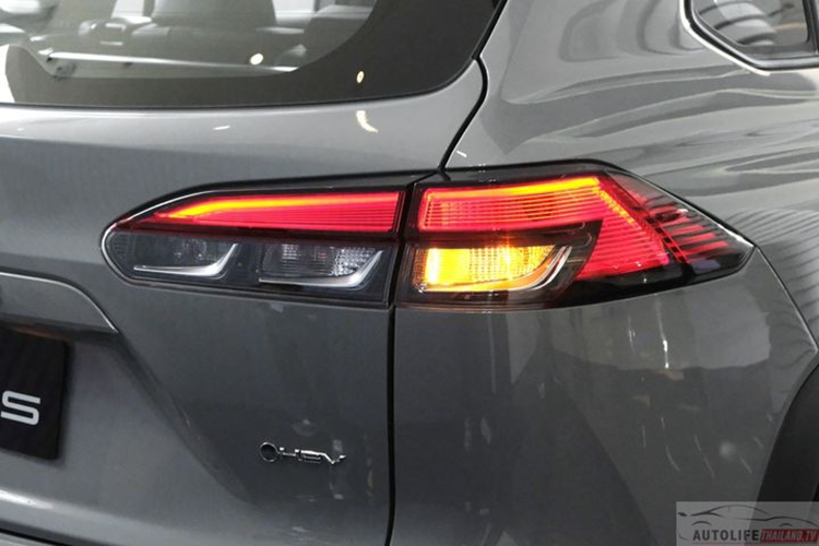 Hệ thống tính năng an toàn của Corolla Cross 2024 cũng được nâng cấp với phanh tự động khi đỗ xe, camera toàn cảnh, ga tự động thông minh hoạt động ở mọi dải tốc độ, 8 cảm biến trước/sau.