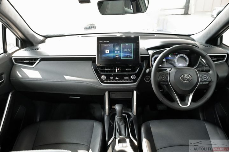 Toyota Corolla Cross 2024 cũng có cửa sổ trời toàn cảnh kết hợp rèm trần đóng/mở tự động bằng nút bấm. Điểm nhấn ở khu vực mặt táp lô là đồng hồ lái LCD kích thước 12,3 inch và màn hình cảm ứng trung tâm 10,1 inch hỗ trợ Apple CarPlay và Android Auto không dây. 