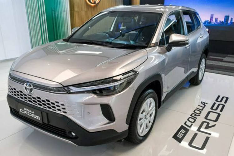 Động cơ của Corolla Cross 2024 vẫn tương tự phiên bản cũ. Bản tiêu chuẩn được trang bị máy xăng 1.8L 4 xi lanh thẳng hàng cho công suất tối đa 140 mã lực tại 6.000 vòng/phút và mô-men xoắn cực đại 177 Nm tại 4.000 vòng/phút, hộp số Super CVT-i 7 cấp số ảo.