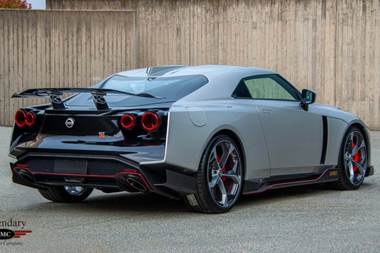 Về nội thất, chiếc xe vẫn mang thiết kế của một chiếc GT-R thông thường ngoại trừ một số điểm nhấn màu đỏ dọc theo những nơi như ghế ngồi, bảng điều khiển và viền lỗ thông hơi. Xe được trang bị bộ ghế hàng đầu với lưng carbon có thể đóng gập linh hoạt giúp người dùng dễ dàng ra vào hàng ghế sau.