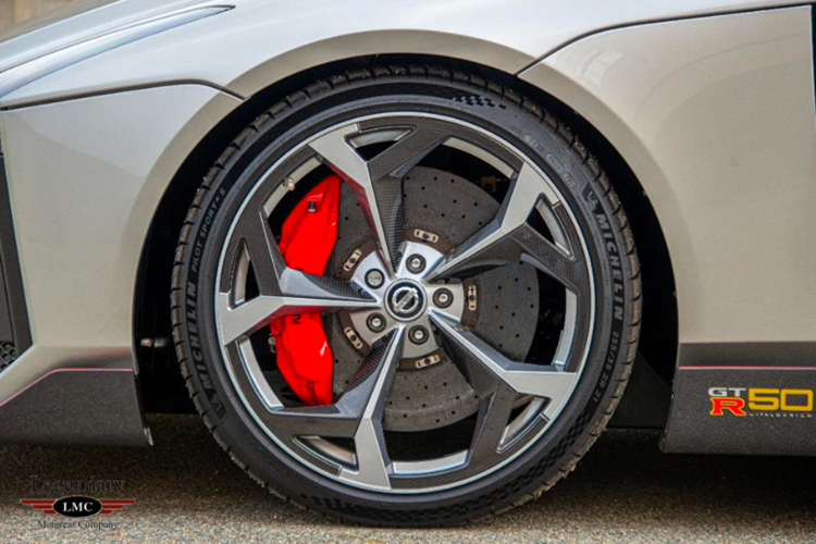 Chiếc xe này được trang bị lớp sơn Liquid Silver tùy chọn trị giá 27.000 Đô và cánh gió sau thủy lực tùy chọn trị giá 38.000 Đô. Chiếc xe này cũng đồng thời ở tình trạng rất tốt khi gần như chủ xe không cầm lái chiếc xe này kể từ khi chủ sở hữu ban đầu nhận xe vào năm 2021.