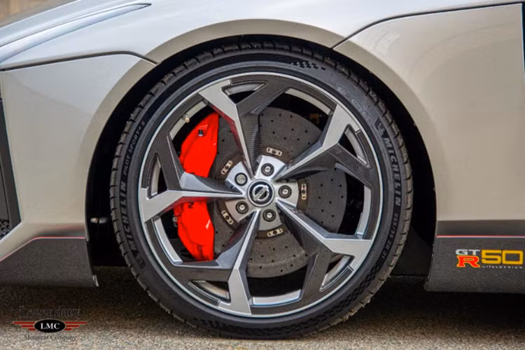 Chiếc xe này được trang bị lớp sơn Liquid Silver tùy chọn trị giá 27.000 Đô và cánh gió sau thủy lực tùy chọn trị giá 38.000 Đô. Chiếc xe này cũng đồng thời ở tình trạng rất tốt khi gần như chủ xe không cầm lái chiếc xe này kể từ khi chủ sở hữu ban đầu nhận xe vào năm 2021.