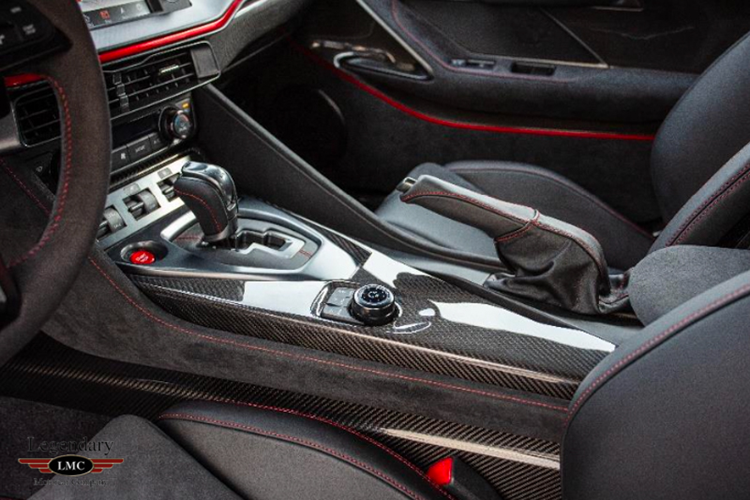 Nissan GT-R50 được trang bị động cơ V6 dung tích 3,8 lít tăng áp kép. Khối động cơ này sản sinh công suất cực kì ấn tượng lên đến 710 mã lực và mô-men xoắn tối đa 780 Nm.