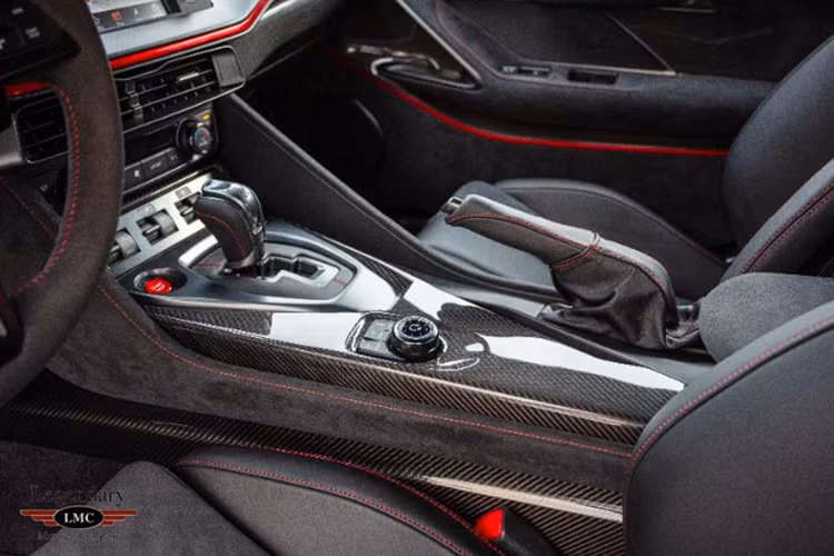 Nissan GT-R50 được trang bị động cơ V6 dung tích 3,8 lít tăng áp kép. Khối động cơ này sản sinh công suất cực kì ấn tượng lên đến 710 mã lực và mô-men xoắn tối đa 780 Nm.