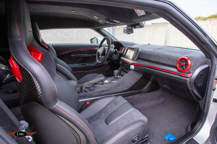 Legendary Motorcar Company không niêm yết giá xe Nissan GT-R50 hàng hiếm này nhưng có thể chắc chắn rằng chiếc xe sẽ được bán với giá cao hơn nhiều lần so với một chiếc GT-R thông thường.