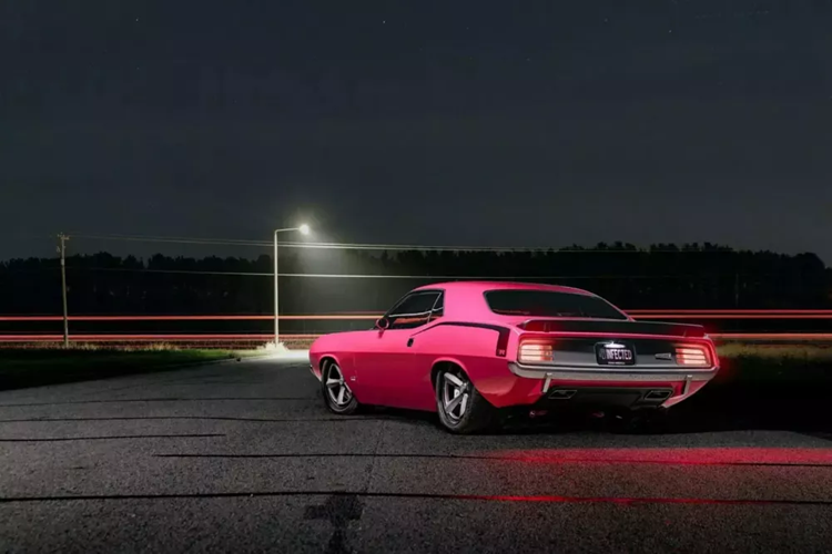 Ngoài ra còn có rất nhiều điểm nhấn bằng sợi carbon, đồng hồ đo tùy chỉnh của Dakota Digital, vô lăng mới và hệ thống kiểm soát khí hậu Vintage Air. Một hệ thống âm thanh mạnh mẽ với loa siêu trầm đôi 10 inch hoàn thiện các nâng cấp.