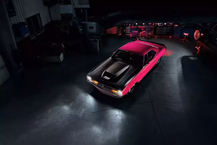 Ringbrothers cho biết họ đã dành 5.600 giờ để biến chiếc Cuda ấn tượng này thành hiện thực. Nền tảng của chiếc xe cơ bắp cực đỉnh này là khung gầm Roadster Shop tùy chỉnh đã kéo dài chiều dài cơ sở thêm 1,5 inch.