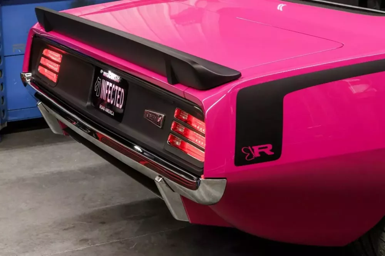 Một ống xả tùy chỉnh và ống xả riêng cũng đã được thêm vào. Không có số liệu tăng tốc nào của chiếc xe cơ bắp Plymouth Restomod 1970 sau khi được hiệu chỉnh được công bố. Chỉ biết, giúp truyền lực xuống mặt đất là lốp Michelin Pilot Sport Cup 2 bám đường đồng thời đảm bảo khả năng phanh cũng như khả năng tăng tốc của phanh Baer.