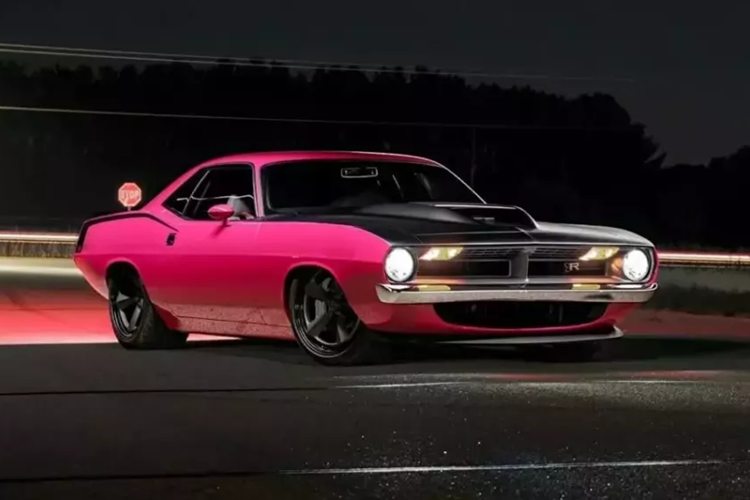 Được gọi là 'Infected', đó là một chiếc Plymouth Restomod đời 1970 "Cuda" màu hồng tươi, xe đã được đại tu hoàn toàn cả bên trong lẫn bên ngoài, cũng như bên dưới nắp capo của xe.